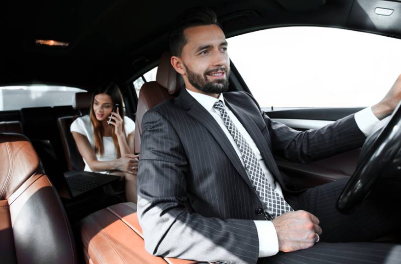 استأجر رجل أعمال سيارة رينجر روفر فوغ في دبي