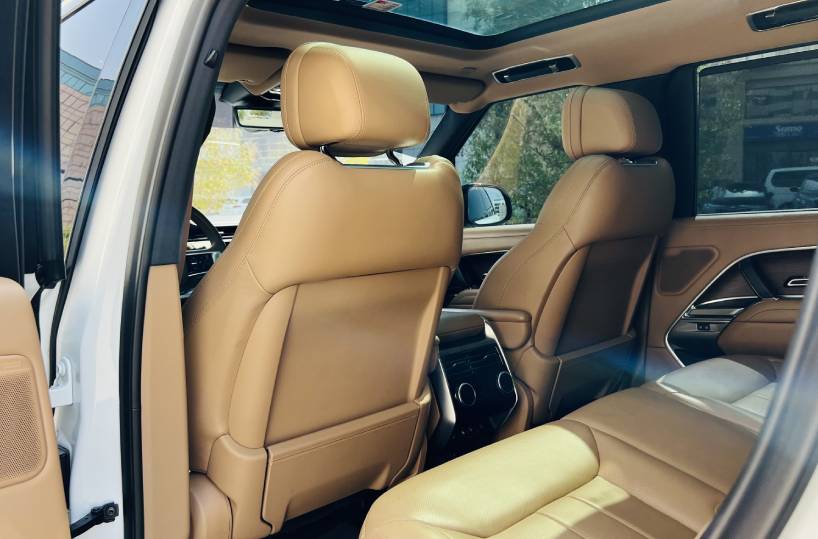 Rent Range Rover Vogue in Dubai backside seats