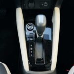 Rent Nissan Sunny in Dubai - Gear knob