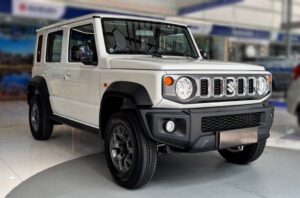 استأجر أحدث طراز من سيارة سوزوكي جيميني بخمسة أبواب في دبي من شركة أميكس لتأجير السيارات.